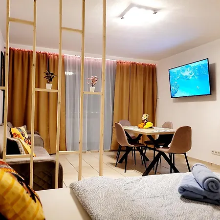Toplage, Direkt Ueber Einem Shoppingcenter. Apartment