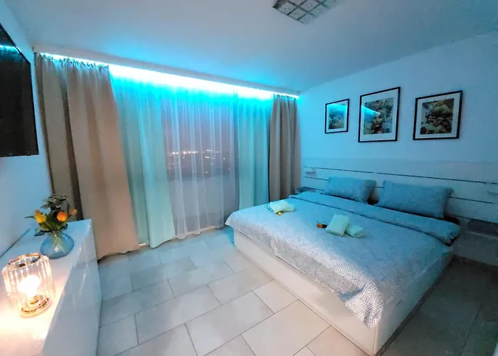 Toplage, Direkt Ueber Einem Shoppingcenter. *